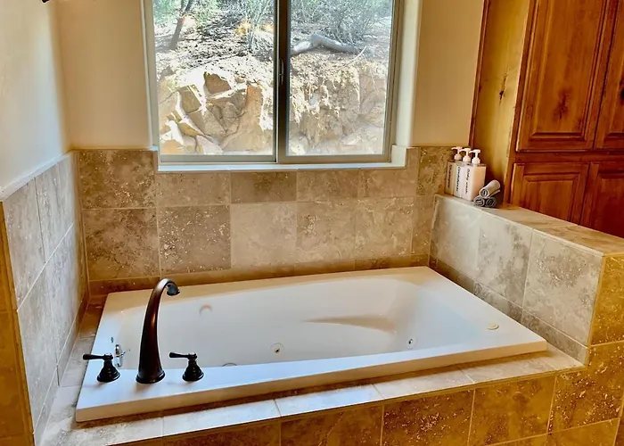Chalet Hilltop Chalet- Stunning Views 3mi From Downtown